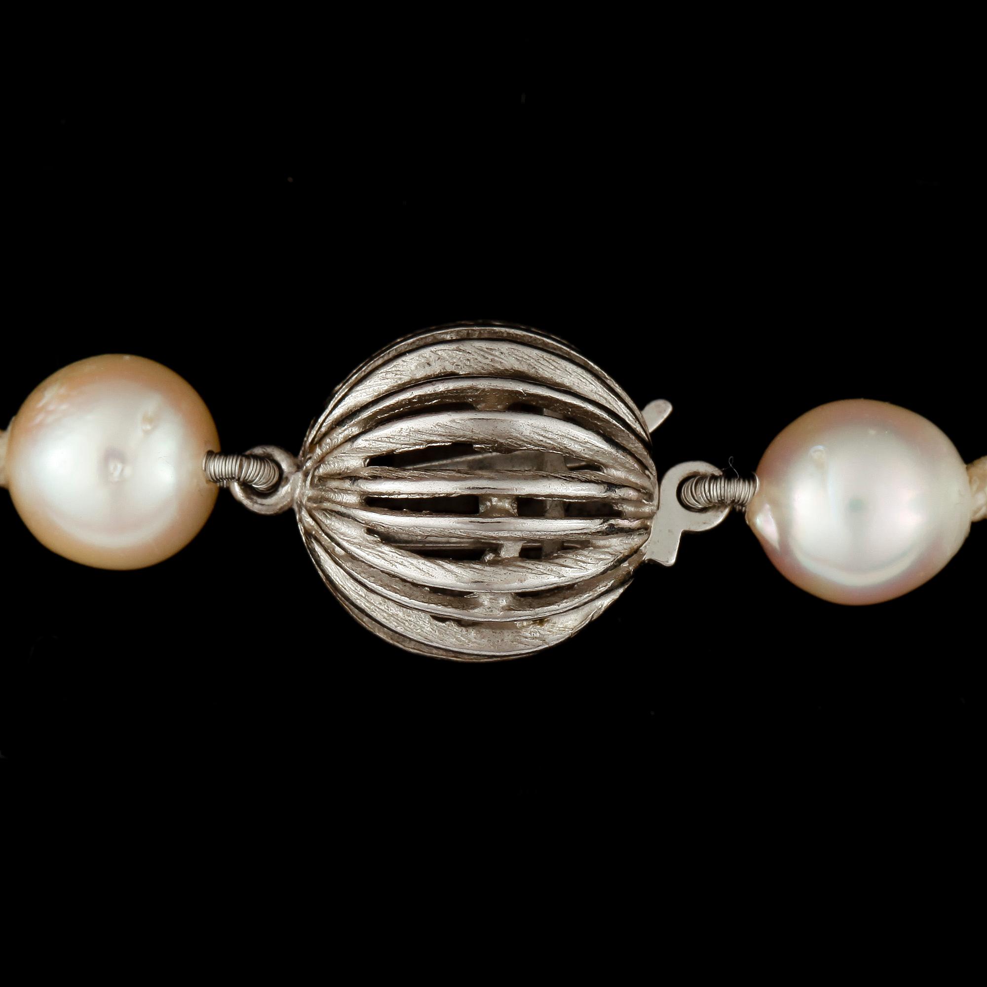 COLLIER, odlade saltvattenspärlor med kullås i sterlingsilver.