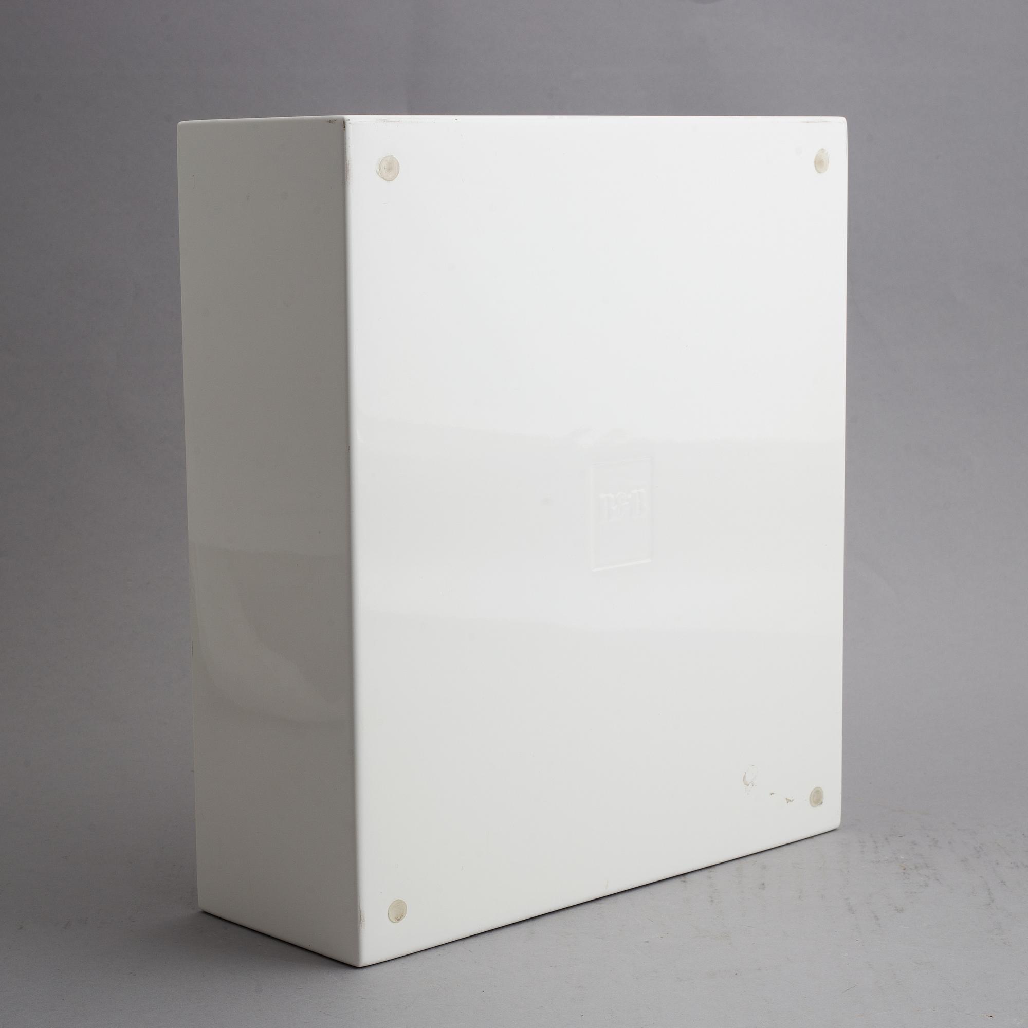 Naoto Fukasawa, a contemporary serving bowl "Outside" for B&B Italia.