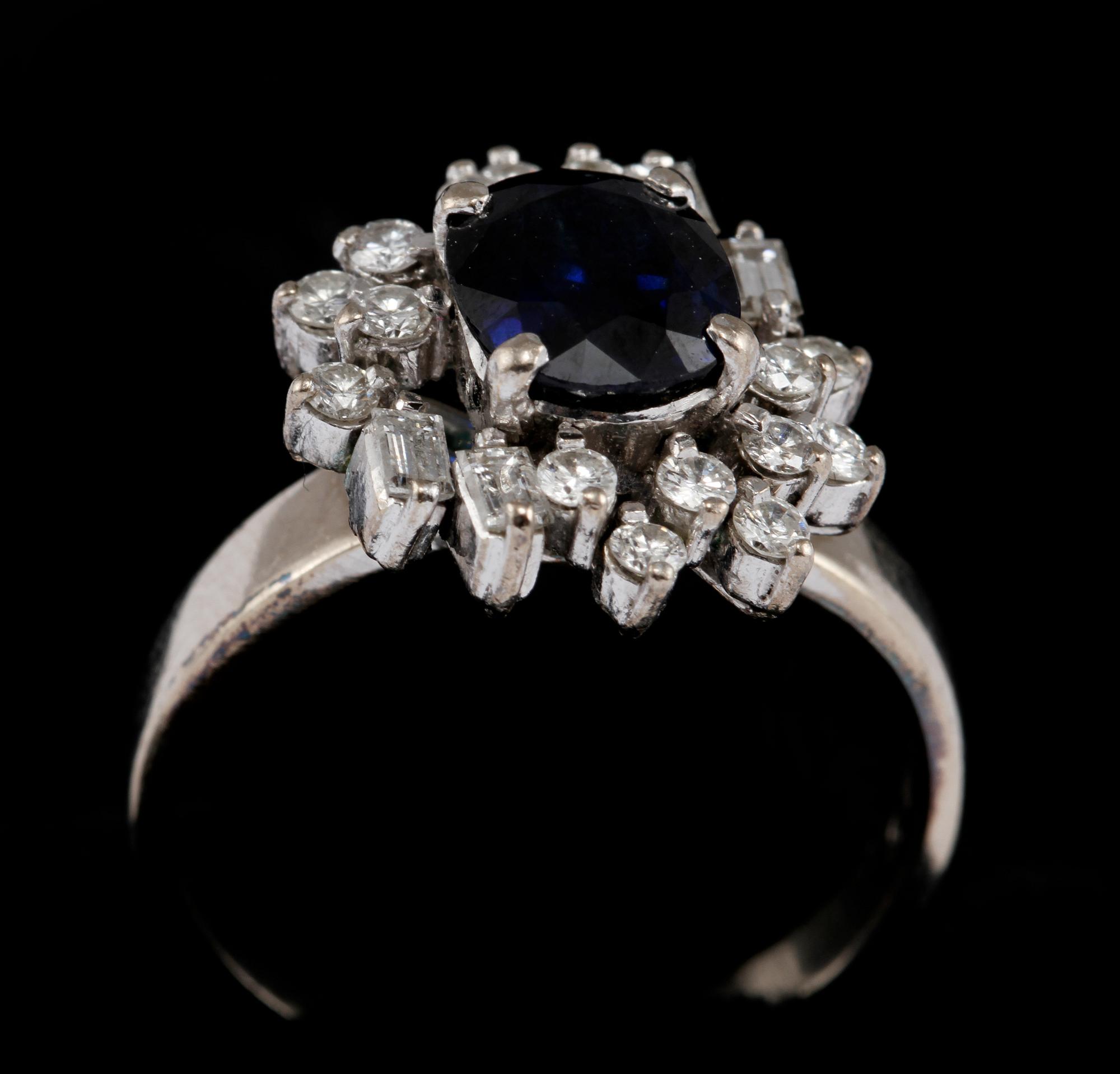 RING, 14k vitguld med fasettslipad blå safir samt 16 briljantslipade och 4 baguettslipade diamanter, 2000-tal. Vikt 4 g.