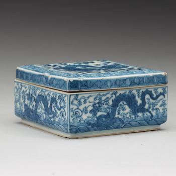 A Chinese porcelain box and cover, Qing dynasty, early 19th century.
