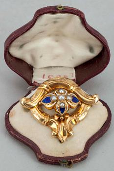 RINTANEULA 18K kultaa, emalia, helmiä. Gustaf Adolf Cedergren 1844-72, Tukholma. Paino 9,8 g.
