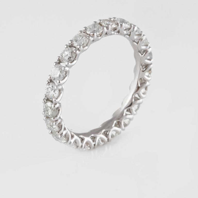 RING, 18K vitguld med briljantslipade diamanter ca 2.03 ct. Vikt 2,5 gram.