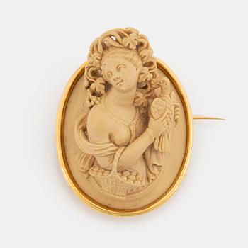 549. An 18K gold and lava cameo brooch.