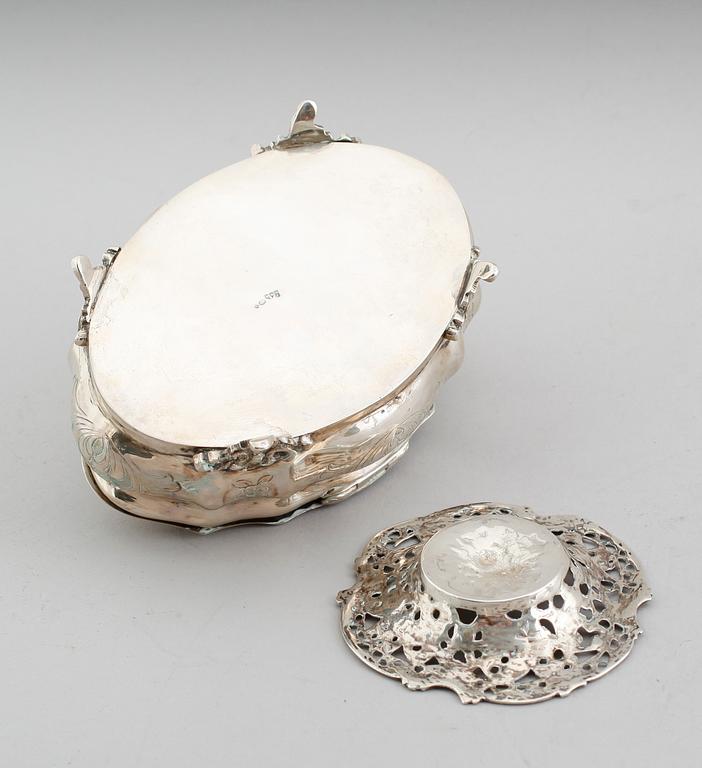 SKRIN SAMT NÅLFAT, silver, 1900-talets mitt. Vikt 277 g.