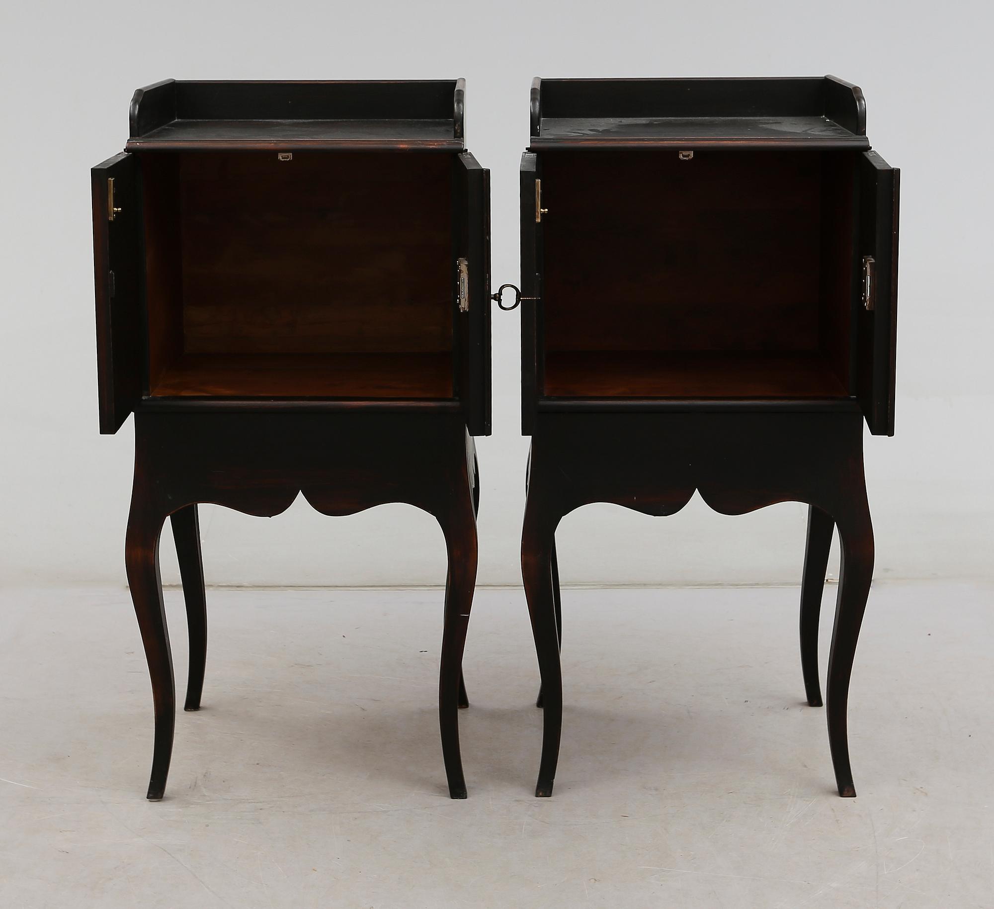 SÄNGBORD, 1 par, rokokostil, för Nationalmuseum, 1900-talets andra hälft.