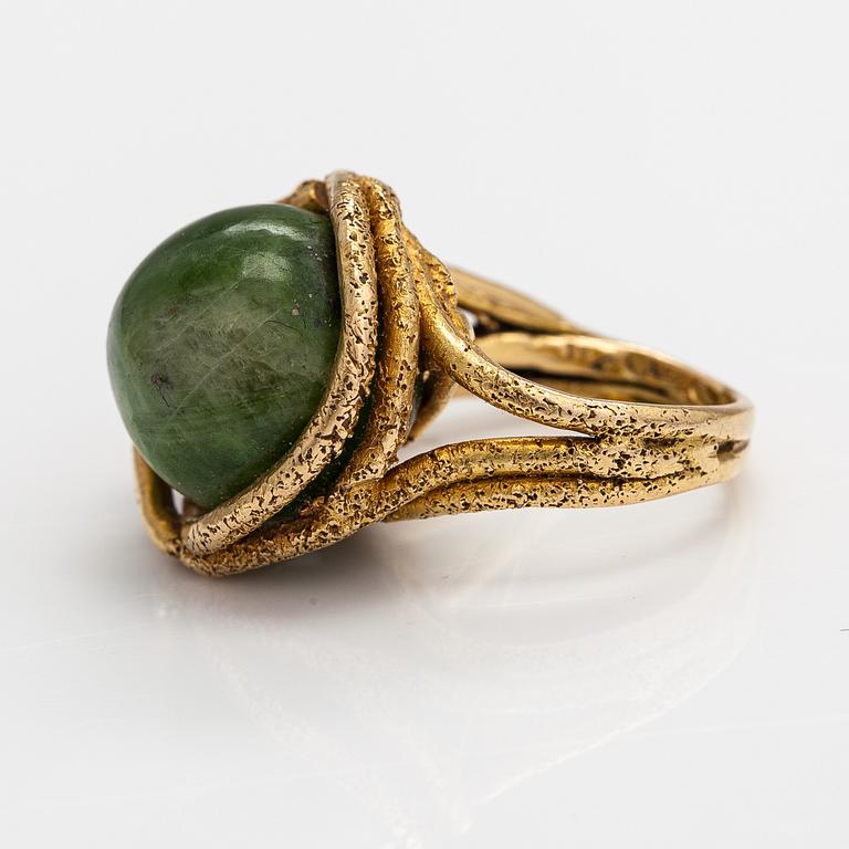 Lotta Orkomies, An 18K gold ring with a chrome diopside. A Tillander, Helsinki 1960s-1970s.