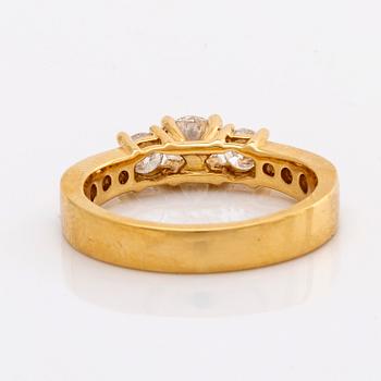 RING 18K gold w brilliant-cut diamonds. 3 center stones approx 0,70 ct in total.