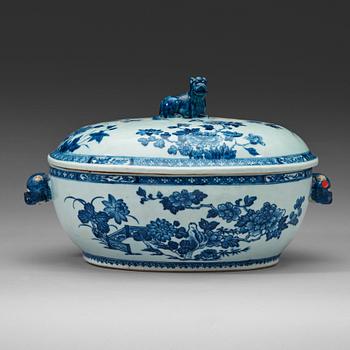 542. An export porcelain blue and white tureen and cover, Qing dynasty, Qianlong (1736-1795).