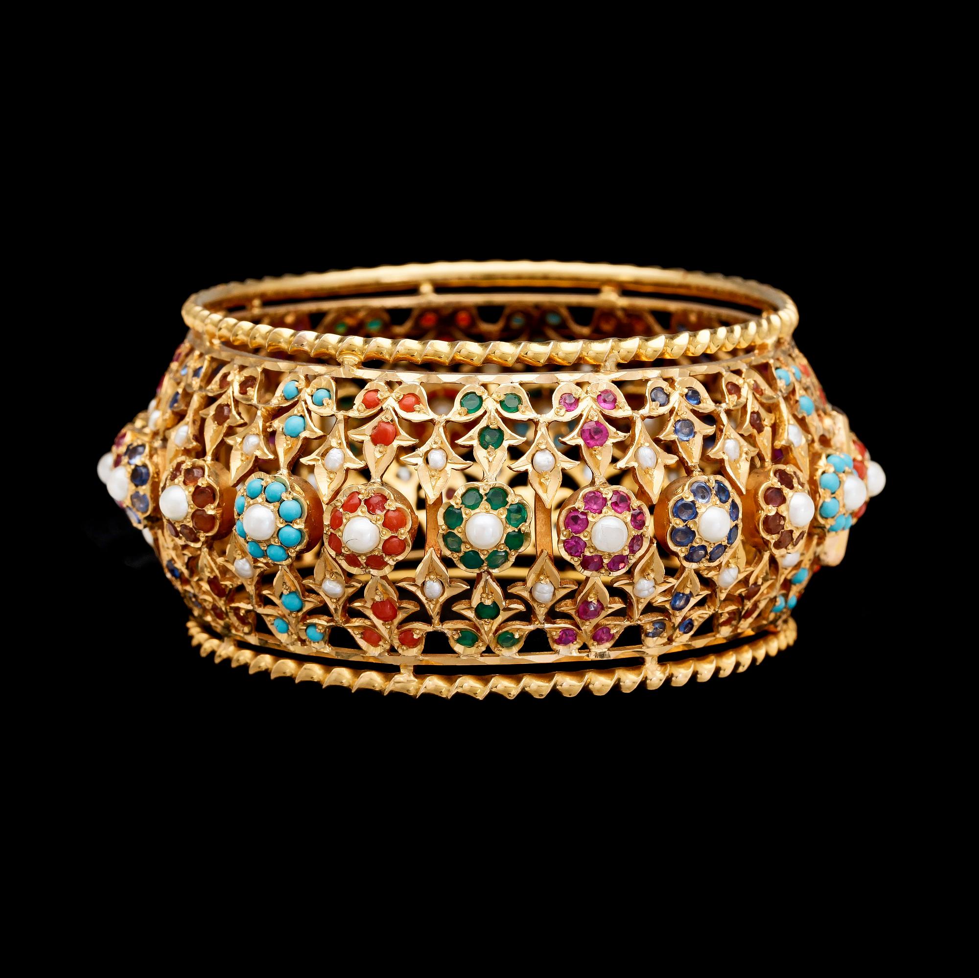 BANGLE, 18k gold. Weight 11,4 g.