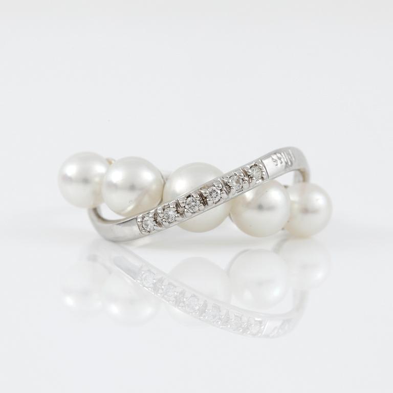 RING, Bliss, Italien, 18K vitguld med 5 pärlor och diamanter ca 0.06ct.