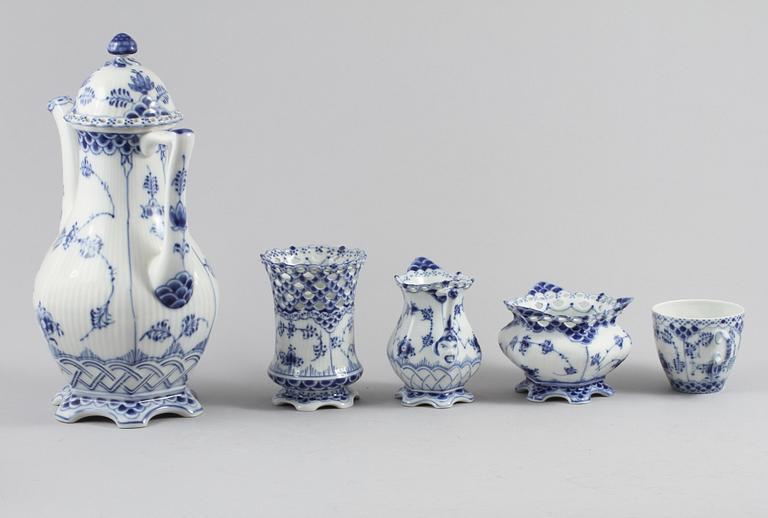 KAFFESERVIS, 30 delar, porslin, "Musselmalet", Royal Copenhagen, 1900-talets andra hälft.