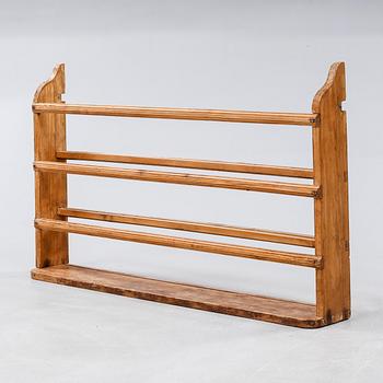 A shelf for plates, around the year 1900.