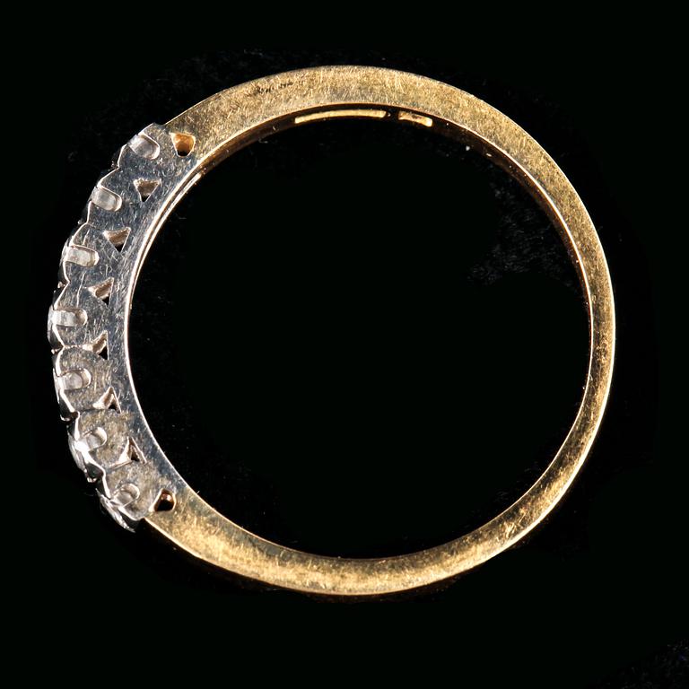 RING, 18k guld med 7 briljantslipade diamanter tot ca 0,13 ct enl grav. 1977. Vikt 3,5 g.