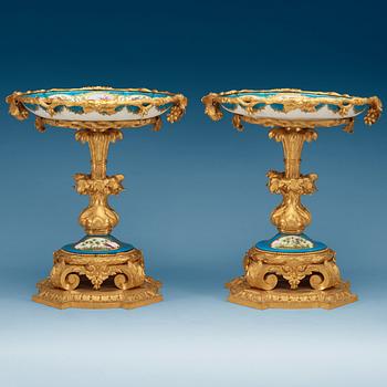 UPPSATSSKÅLAR, ett par, porslin och förgylld brons. Frankrike, "Sèvres" 1700-tal samt 1800-talets senare del.