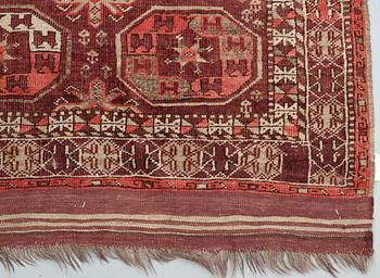 MATTA, antik Turkmen. 356 x 217,5 (plus slätväv 9,5 cm på en kortsida och 2,5 på den andra).