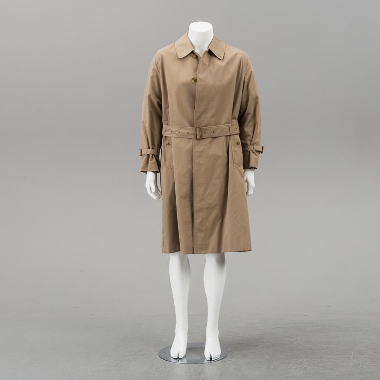 A trenchcoat size 50.