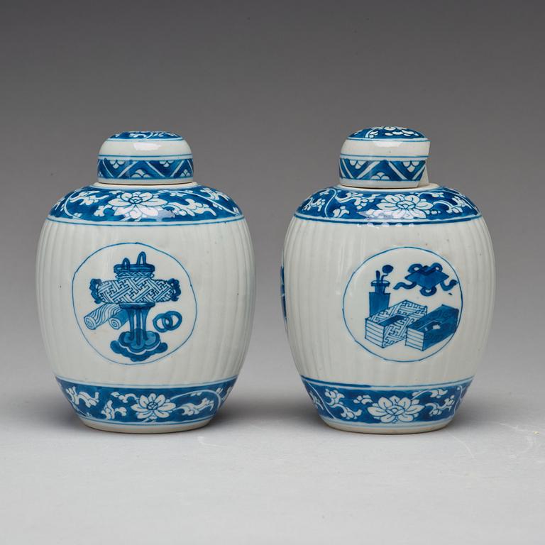 A pair of blue and white jars with covers, Qing dynasty, Kangxi (1662-1722).