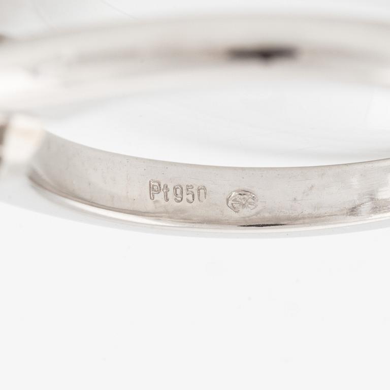 Ring, platinum with brilliant-cut diamond.