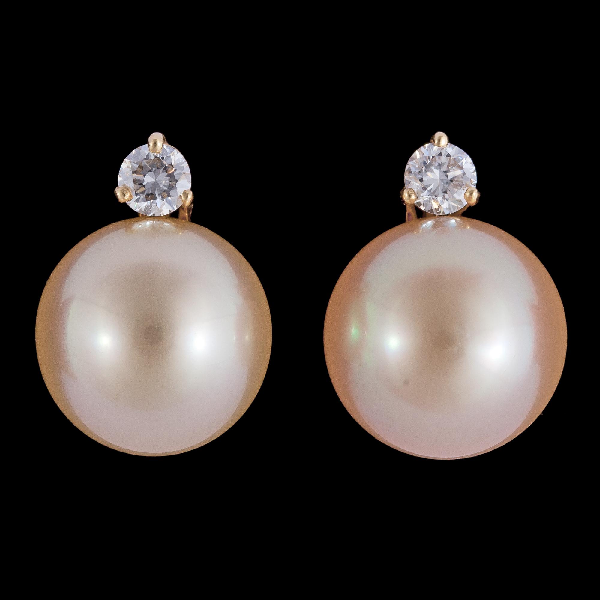 ÖRHÄNGEN, golden South sea pärlor, 13,8 mm, och briljantslipade diamanter, tot. 0.60 ct.