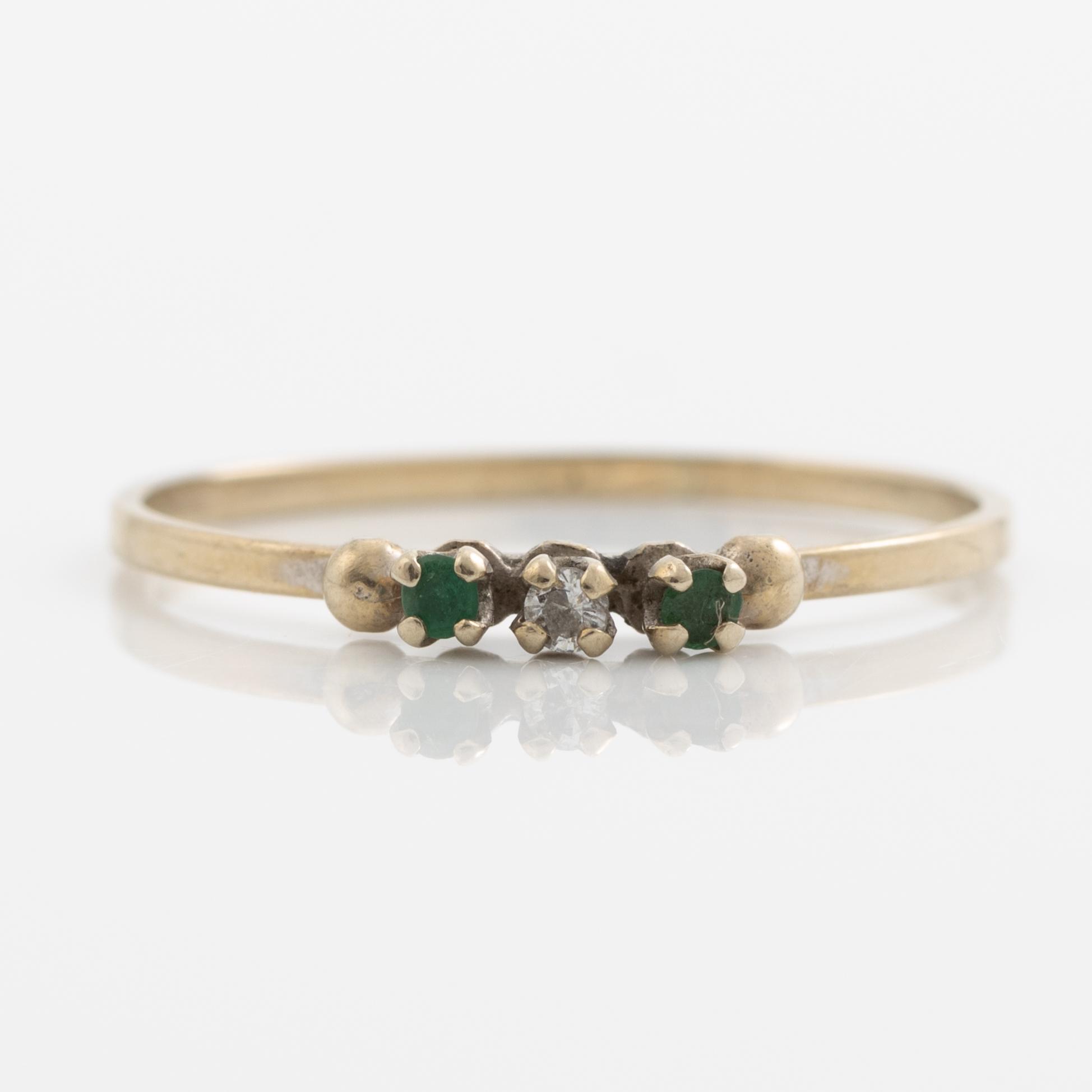 Ringar, 2 stycken, 18K guld med små smaragder och diamanter.