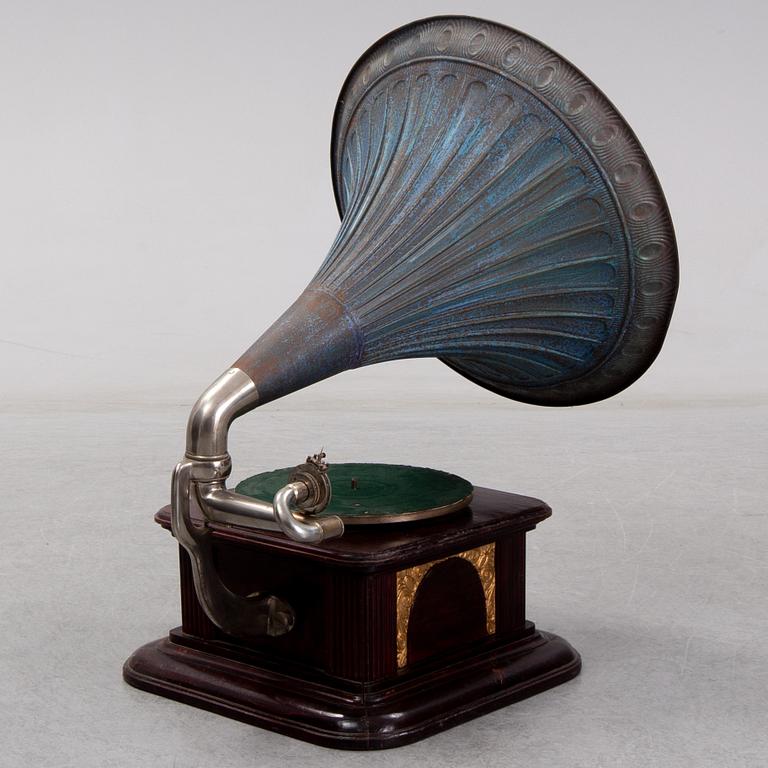 An early 20th century 
English gramophone player.