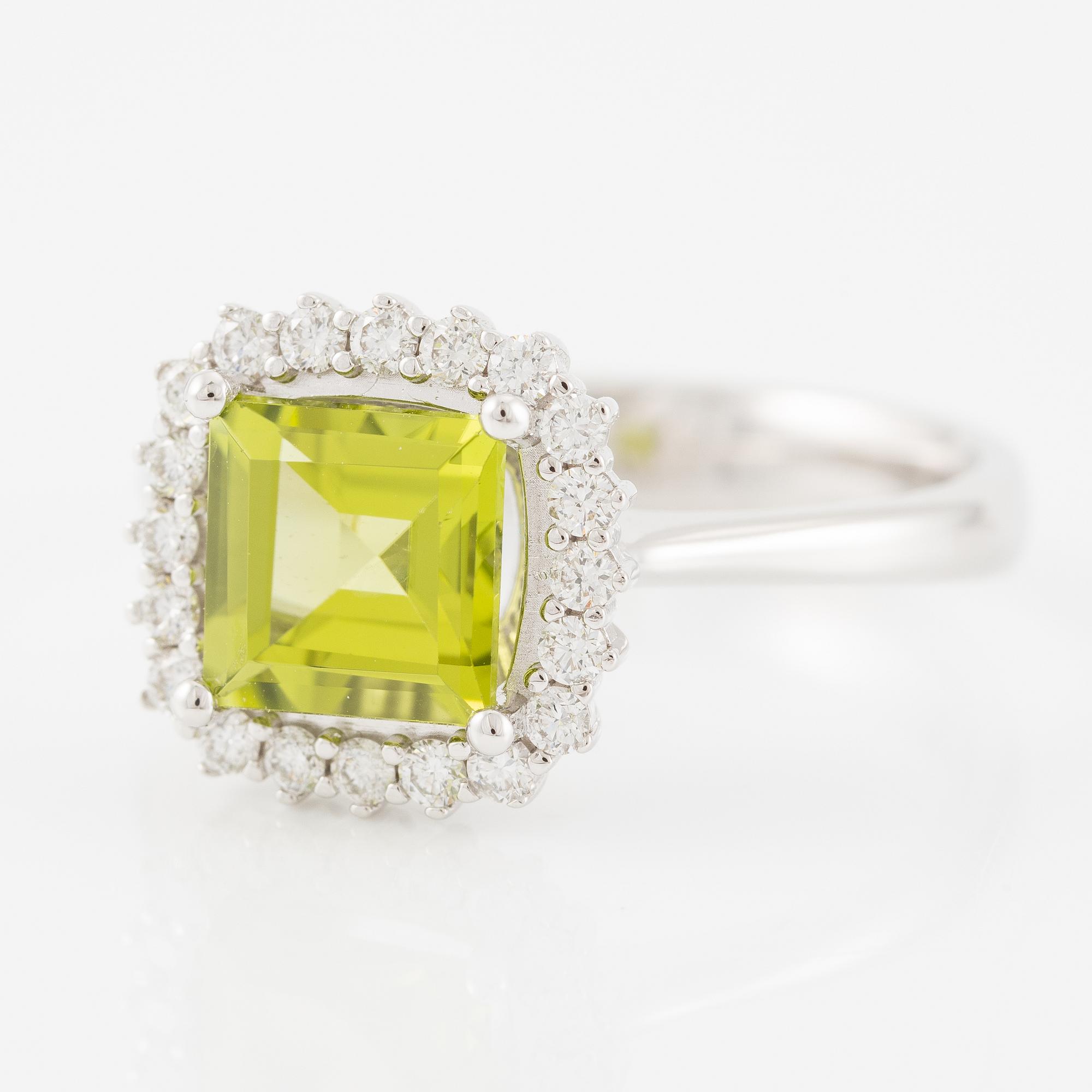 Ring 18K white gold with peridot and brilliant-cut diamonds.