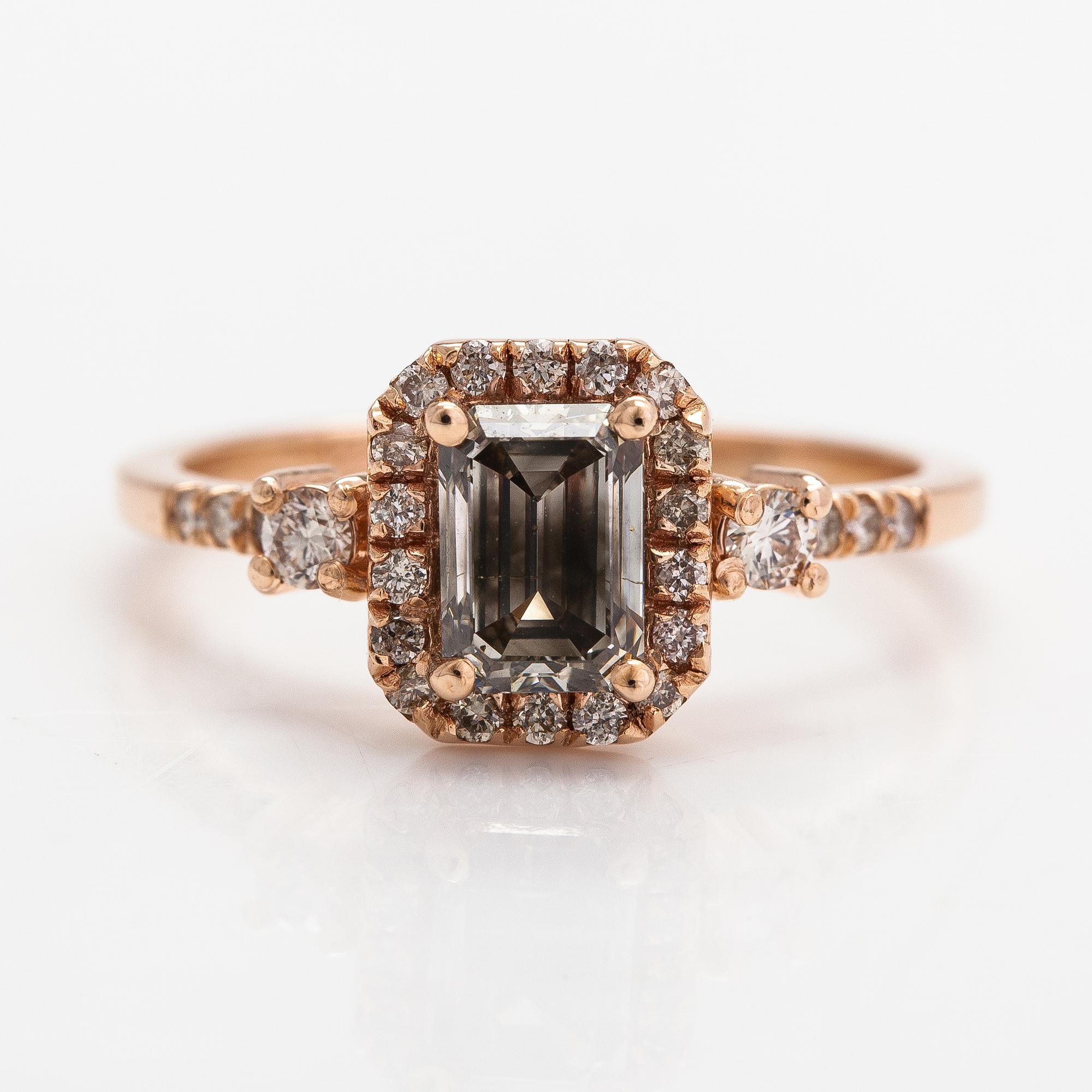 A 14K rosegold ring with diamonds ca. 1.38 ct in total. With AIG certificate.