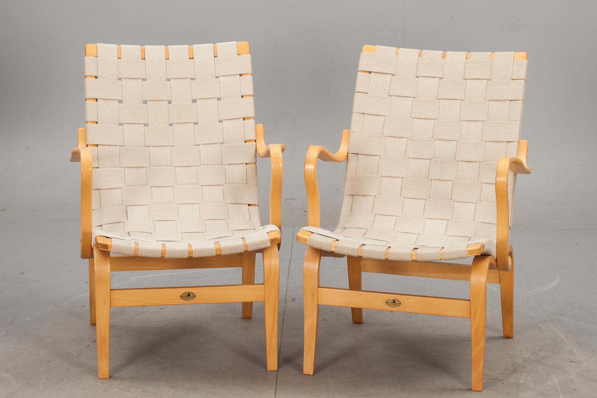 VILSTOLAR, ett par. "Eva", Bruno Mathsson, Dux, numrerad jubileumsutgåva 1994, brick- och stämpelmärkt.