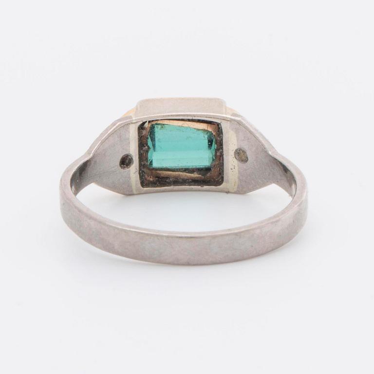 2 RINGAR 18 K vitguld, 1 turmalin ca 5 x 6 mm samt 2 diamanter 8/8, 1 slät ring.