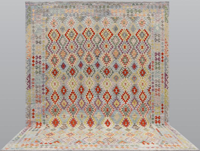 A Kilim carpet, c. 399 x 301 cm.