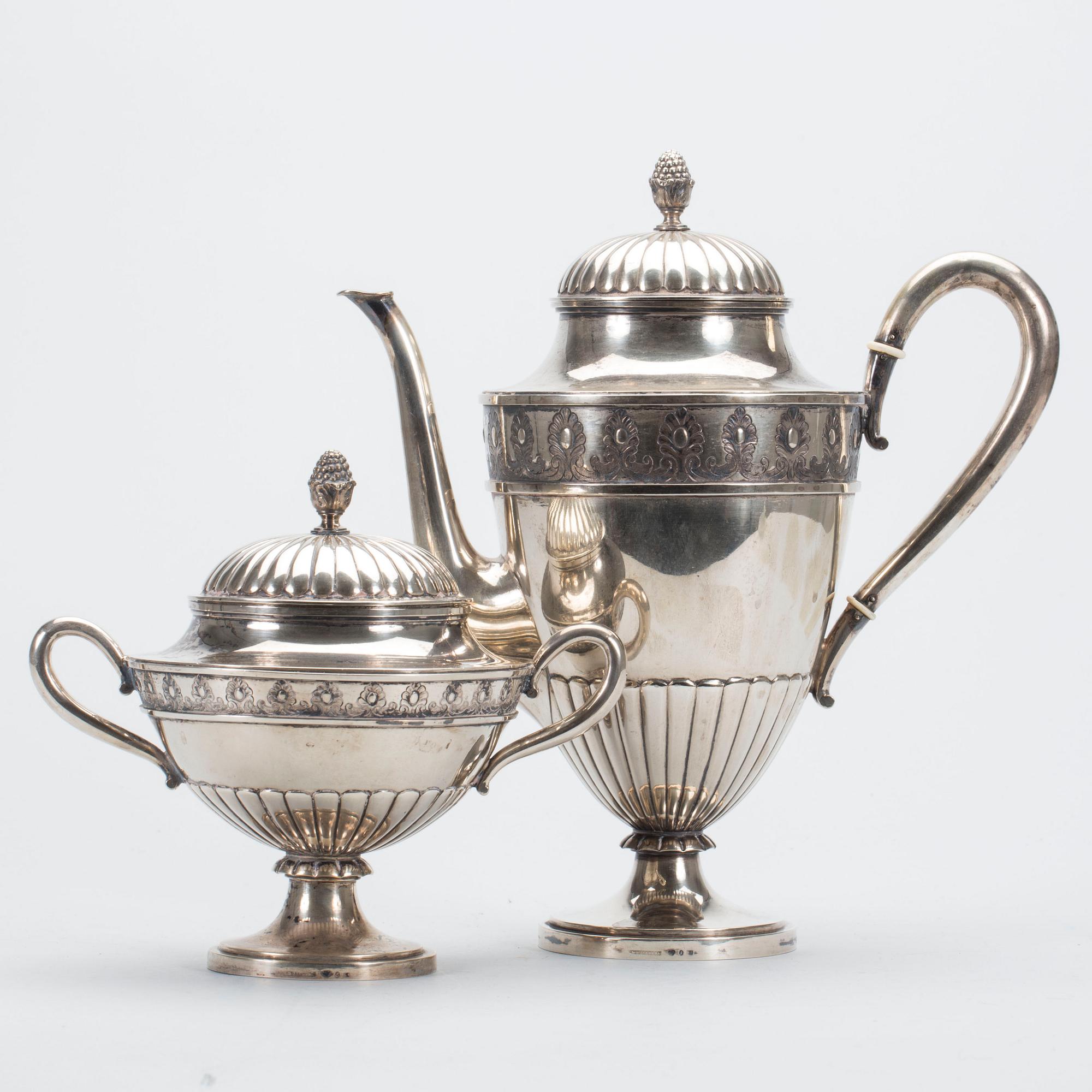 KAFFEKANNA OCH SOCKERSKÅL, silver, C.G Hallberg Stockholm 1888. Ca 1100g.