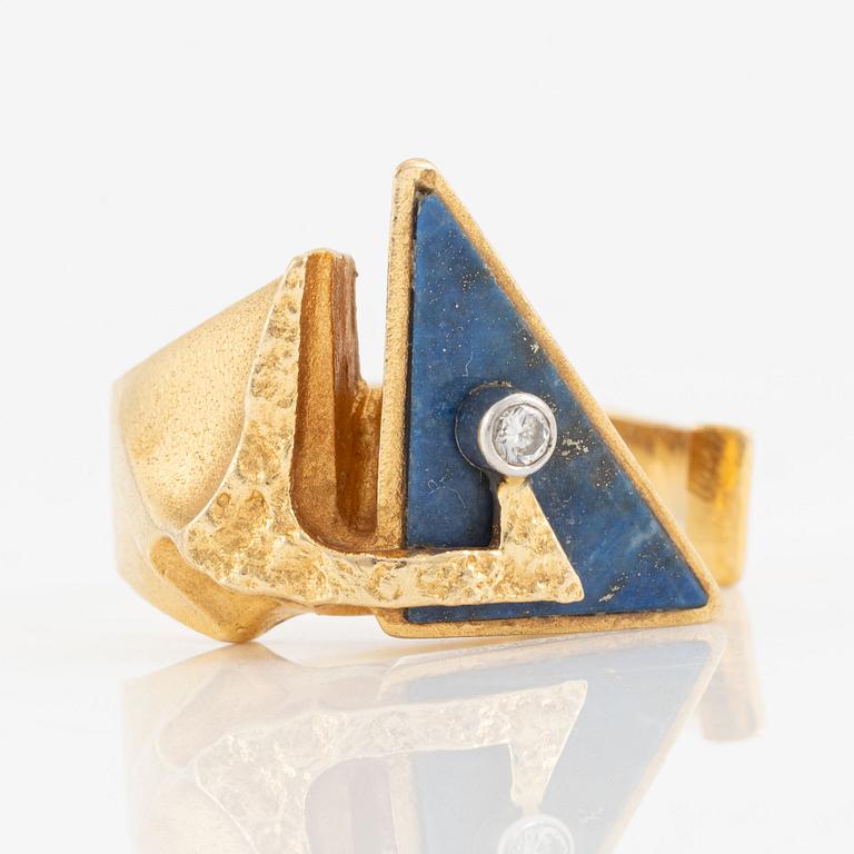 Lapponia ring 18K guld med lapis lazuli och en rund briljantslipad diamant.