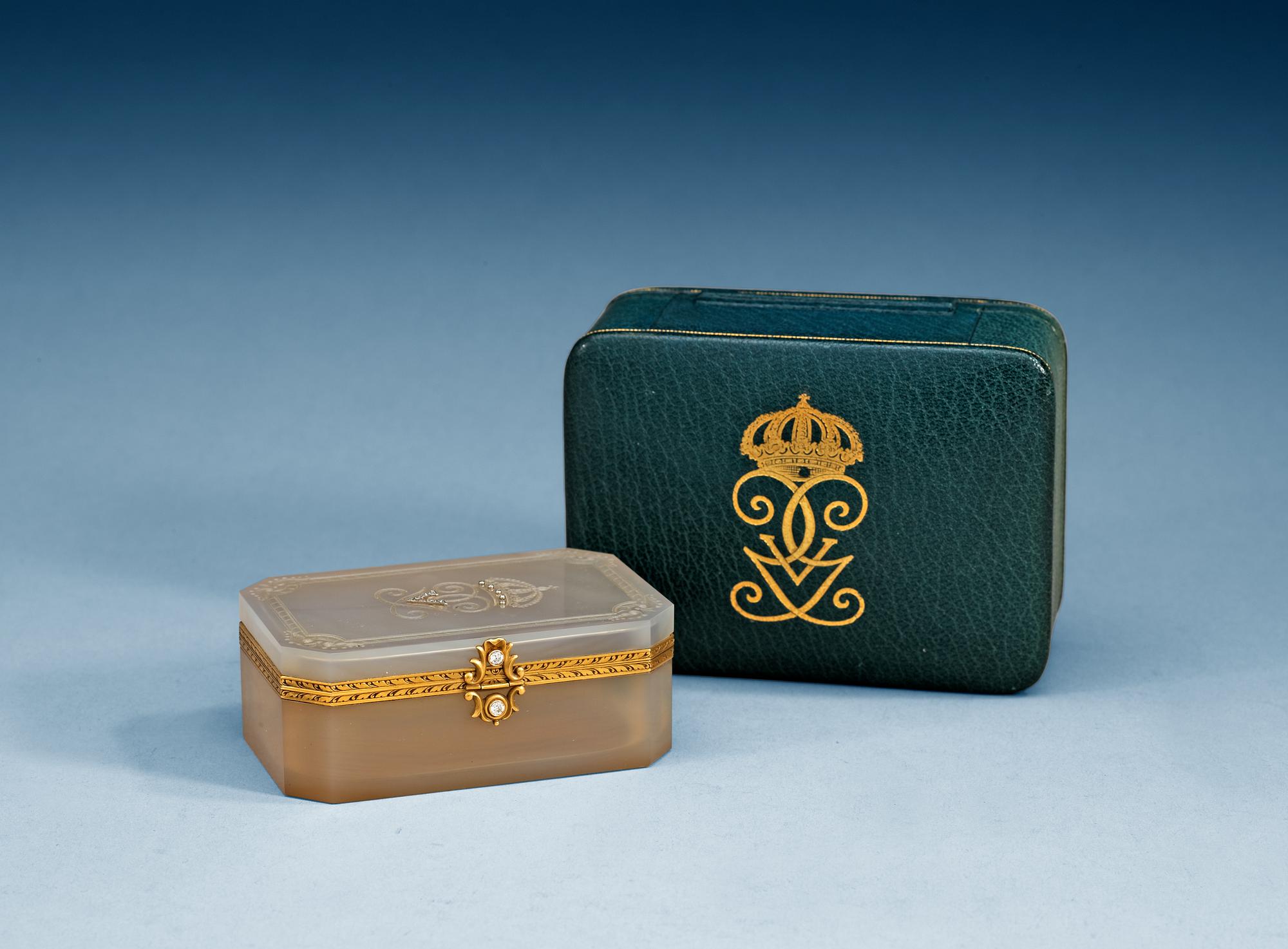 A ROYAL SWEDISH PRESENTATION AGATH BOX WITH GOLD SETTING AND PRECIOUS STONES, Makers mark of W.A Bolin, Stockholm 1918. Original case.