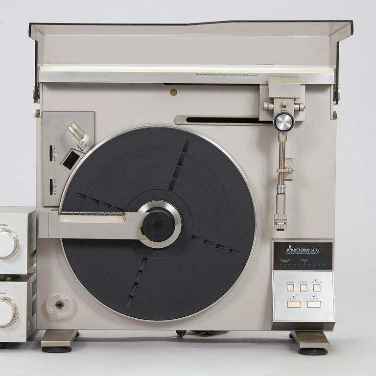 Vinylspelare, modell LT-5V, samt förstärkare och tuner, Mitsubishi, 1980-tal.