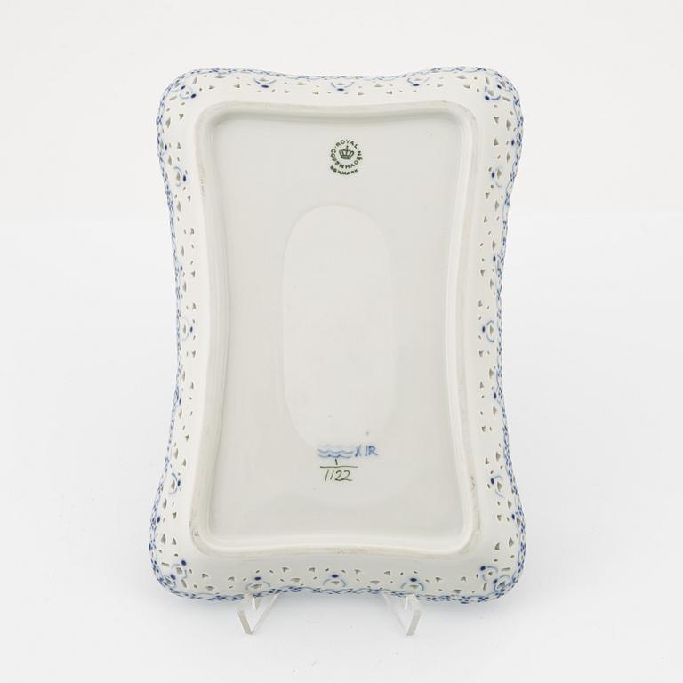 Royal Copenhagen, gallerfat, porslin, "Musselmalet helblond", Danmark, 1974-78.