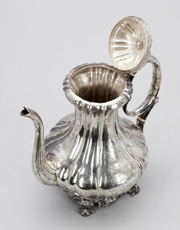 KAFFEKANNA, silver, svenska stämplar, 1852. Vikt ca 900 gram.