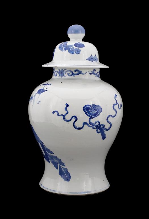 URNA MED LOCK, porslin. Kina. Sen Qing, 1800/1900-tal.
