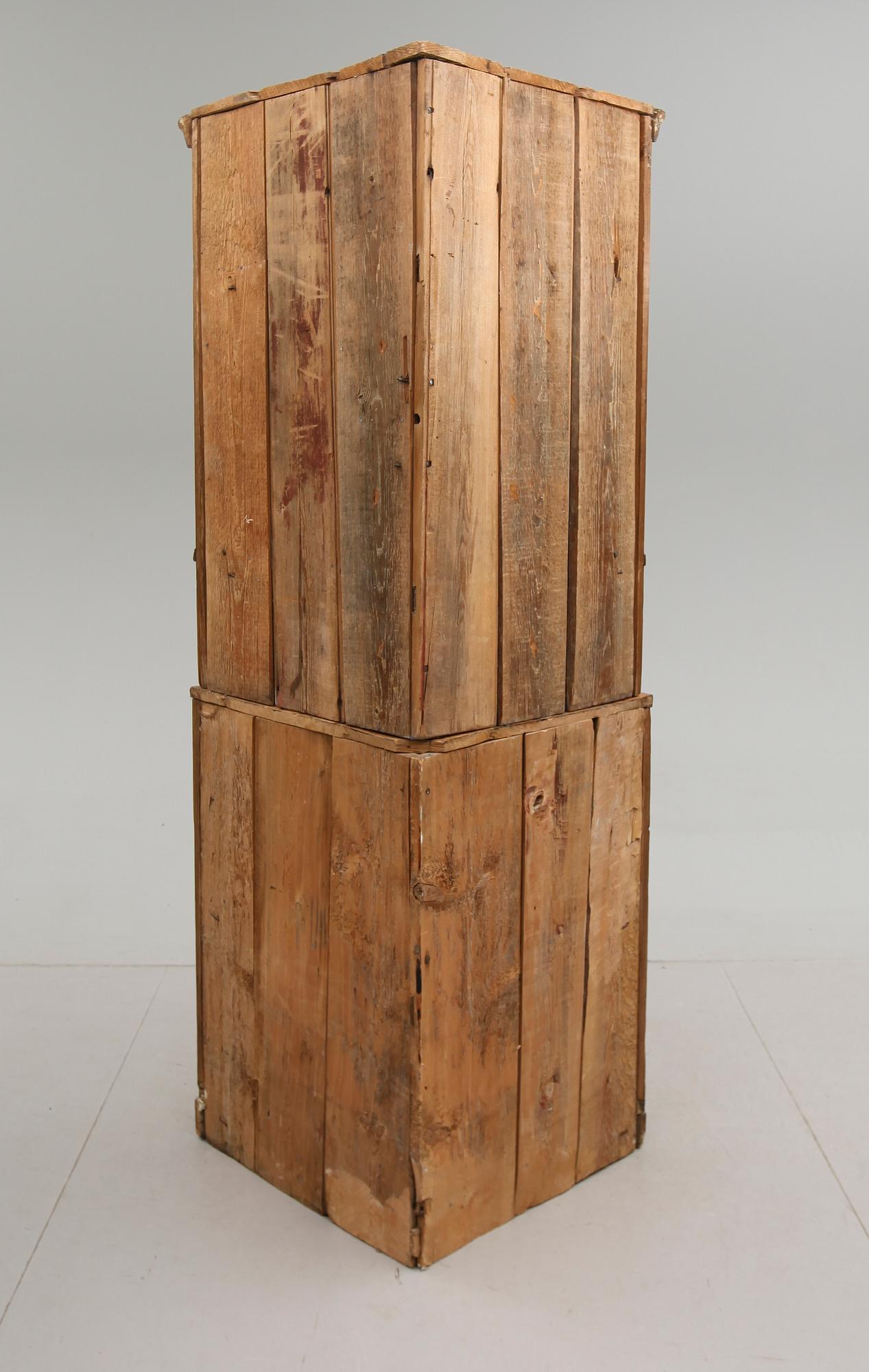 HÖRNSKÅP, allmoge, 1800-talets första hälft.