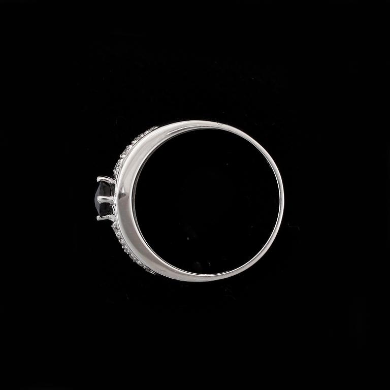 RING, 18k vitguld med safir och briljantslipade diamanter tot ca0,38ct. Vikt 3,8g.