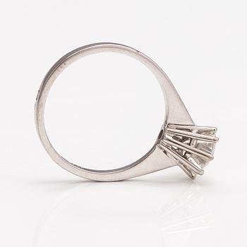 Sormus, 18K valkokultaa, timantti n. 1.35 ct. Tolvanen L & kumpp, Helsinki 1974.