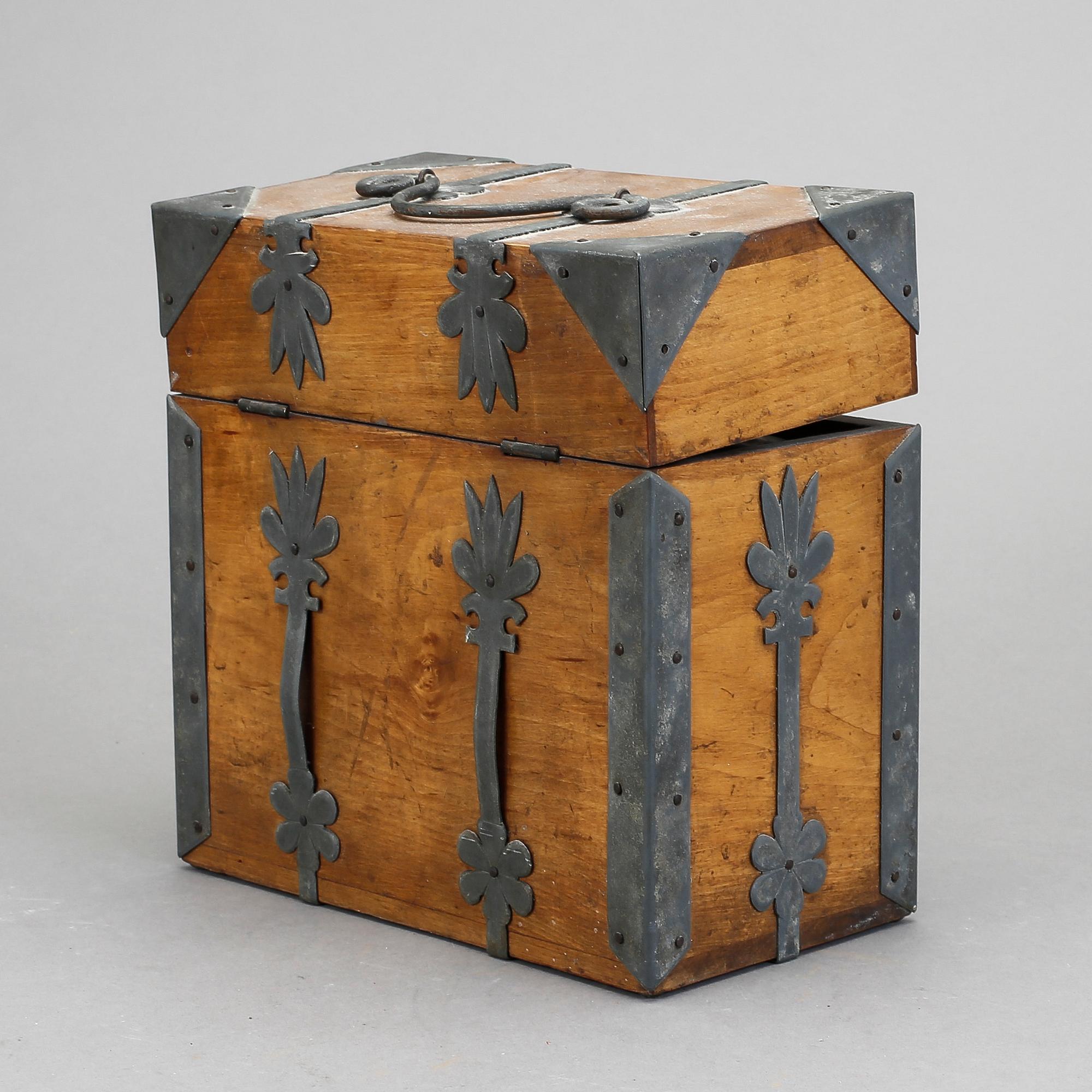 SCHATULL MED FLASKOR, 1+3 st, 1800-tal.