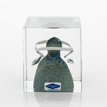 Oiva Toikka, årskub, signerad Oiva Toikka, Nuutajärvi 1988, numrerad 152/2000.