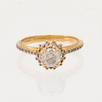 Ring 18K guld med runda briljantslipade diamanter.