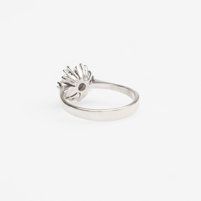 RING, 18K vitguld med briljantslipade diamanter ca 0.50 ct.