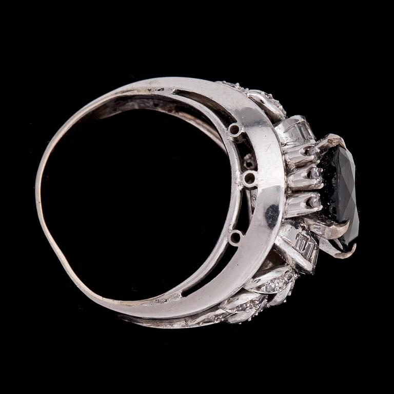RING, oval cut blue sapphire and baguette and brilliant cut diamonds, tot. app. 0.38 cts.