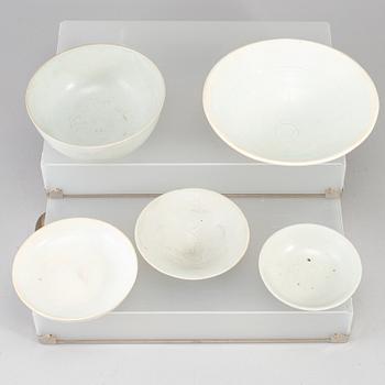Five white glazed dishes and bowls, Ming and Qing dynasty, 17-18th century.
