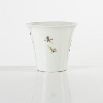 A famille rose wine cup, Qing dynasty (1644-1912).