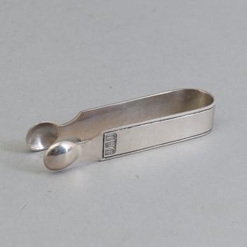A sterlingsilver box and a sugar tong, Borgila, Stockholm 1952. Weight ca 425 grams.