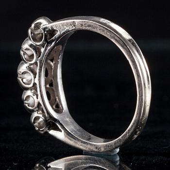 RING, vitguld, fem briljantslipade diamanter tot. ca 0,50 ct. 1900-talets senare hälft. Vikt 3,6 g.
