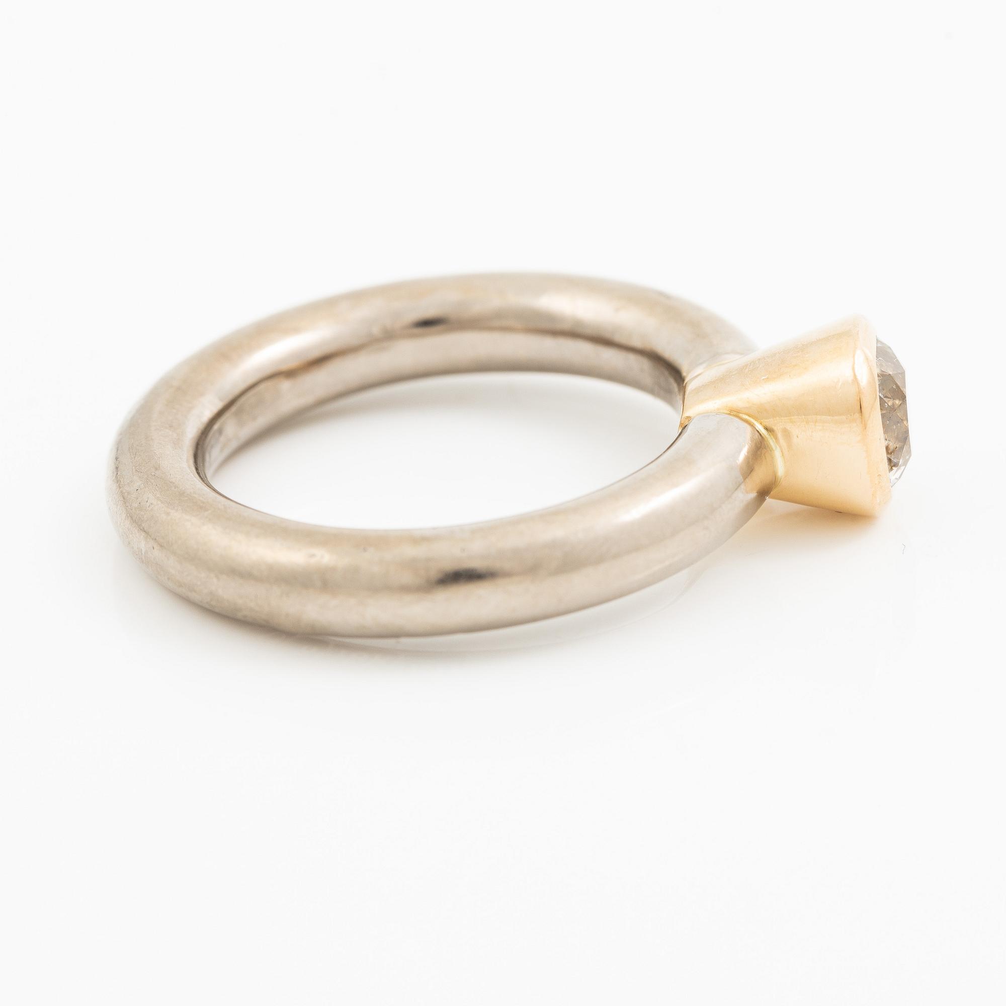 Ring in 18K gold and white gold with a cushion-shaped old-cut diamond.